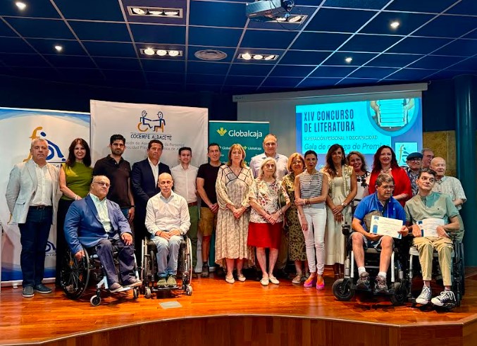 Llanos Navarro y Gala de la Calzada en la entrega de premios del concurso literario de Cocemfe en el Centro Infanta Leonor de Albacete
