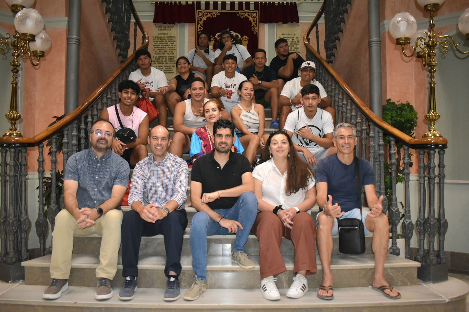 Estudiantes de la Polinesia Francesa en el Palacio Provincial de Albacete con el diputado José González
