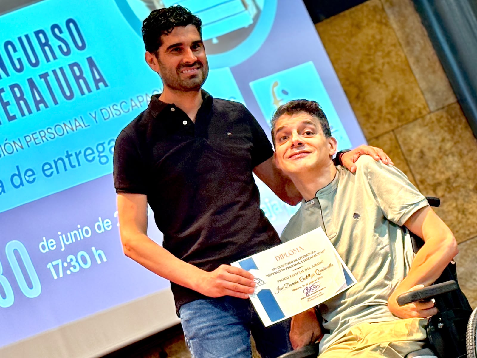El diputado entrega premio del concurso literiario de Fundación FAMA I