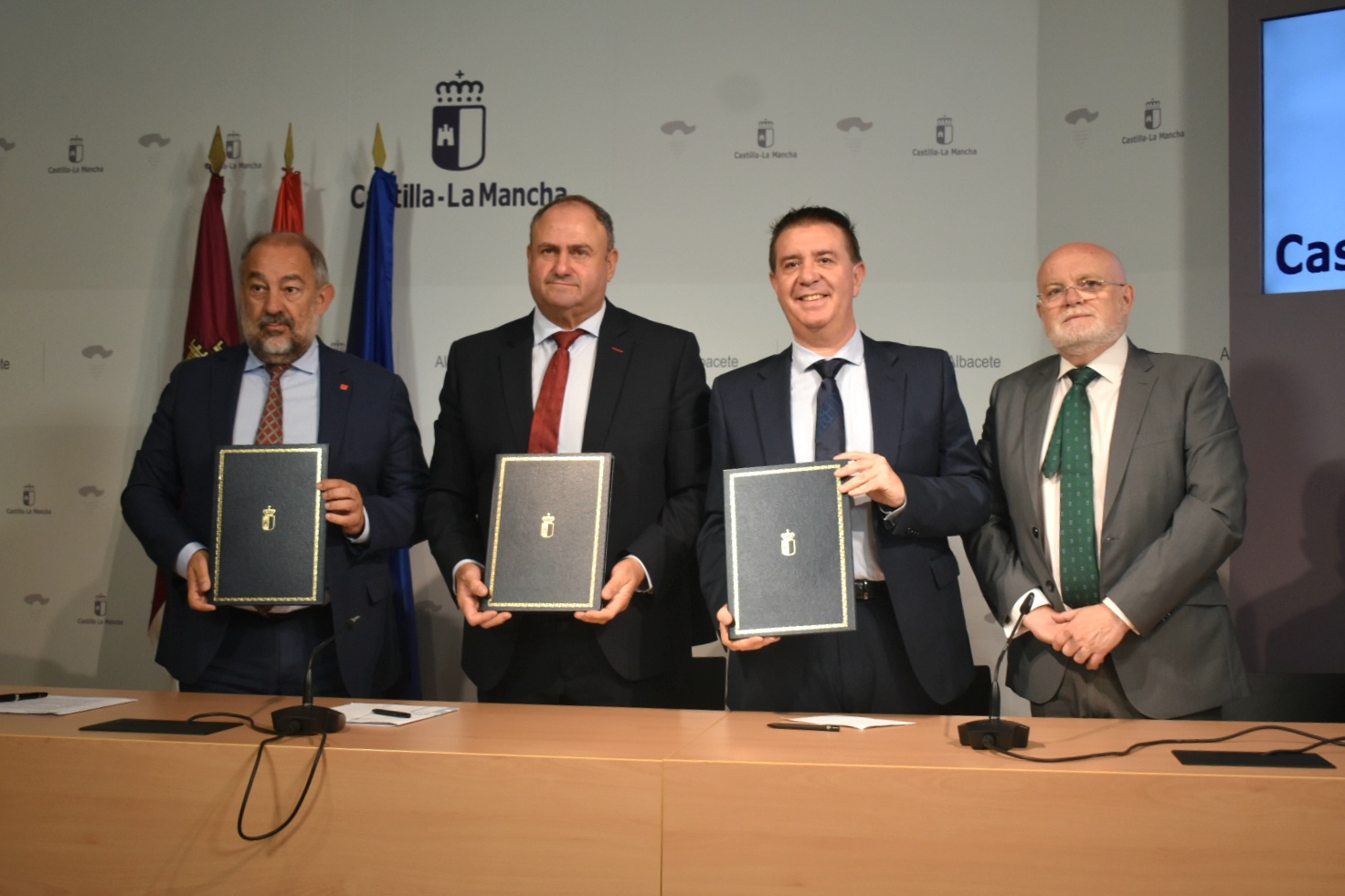 El presidente de la Diputación participa en la renovación del acuerdo entre ITAP, Consejería de Agricultura y UCLM para seguir desarrollando de RetoAgua CLM (7)