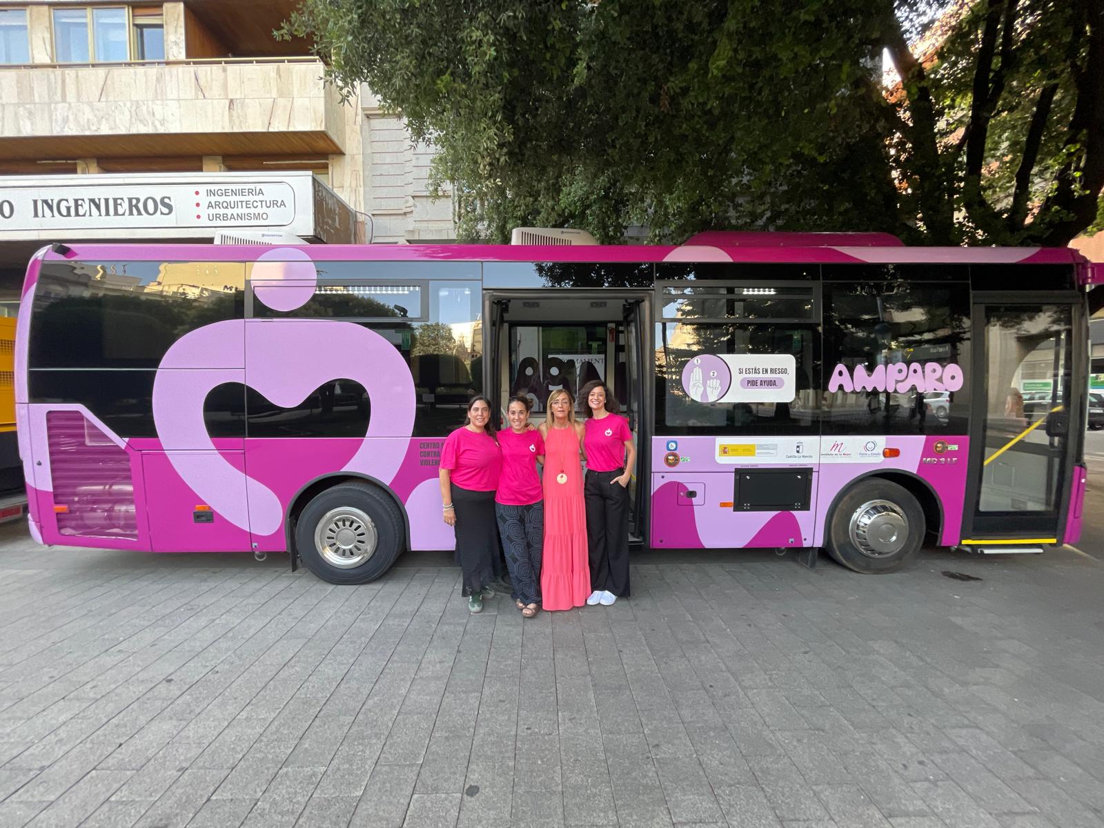 Autobús de la Red Amparo en la Plaza del Altozano de Albacete durante el Festival Antorchas