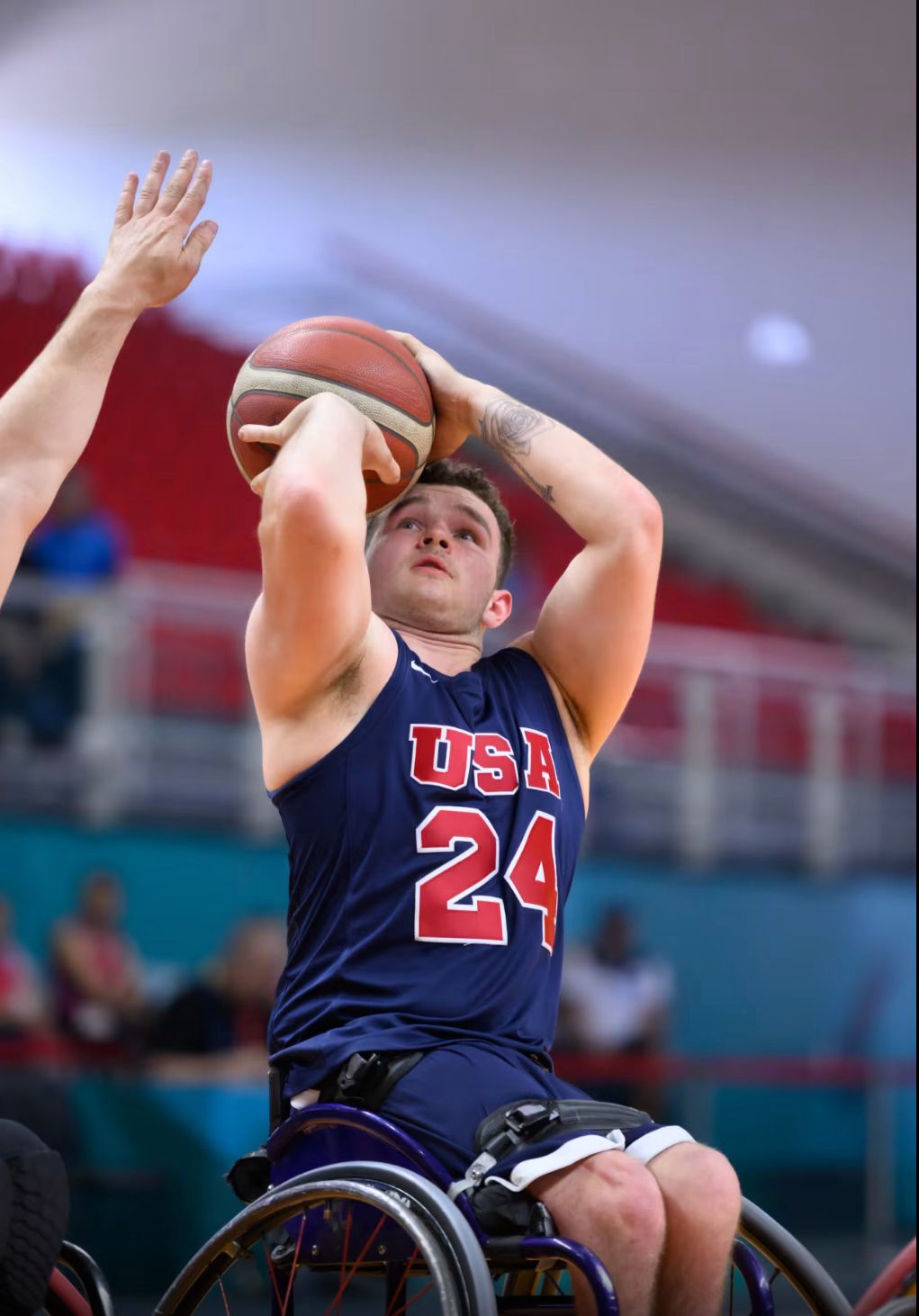 AJ Fitzpatrick jugando al baloncesto en silla de ruedas con la selección de Estados Unidos