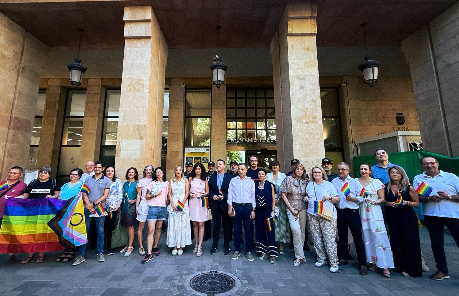 Manuel Serrano, Gala de la Calzada y representantes del colectivo LGTBI en el acto institucional del Día del Orgullo en la puerta del Ayuntamiento de Albacete