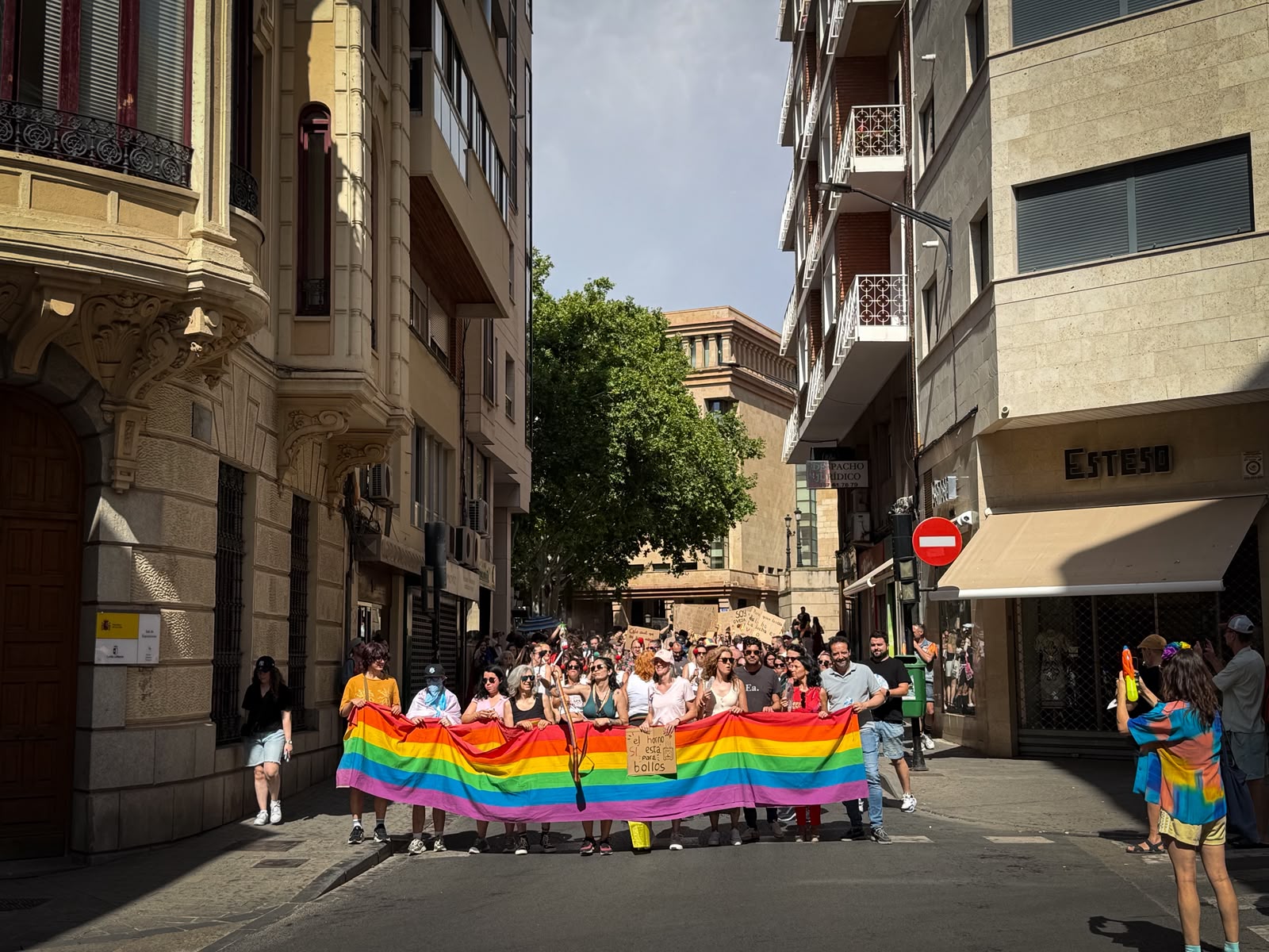 Imagen de la manifestación del Orgullo LGTBI en Albacete con Gala de la Calzada, Carlos Calero y representantes del colectivo