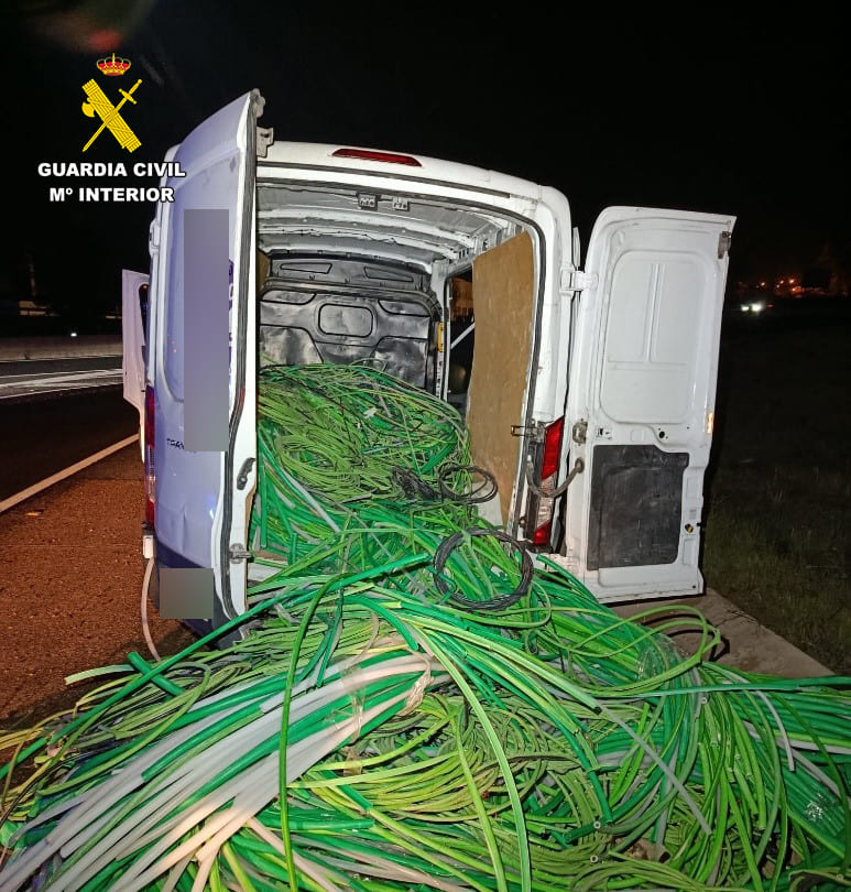 Guardia Civil inspeccionando una furgoneta relacionada con el robo de cable de cobre en Chinchilla
