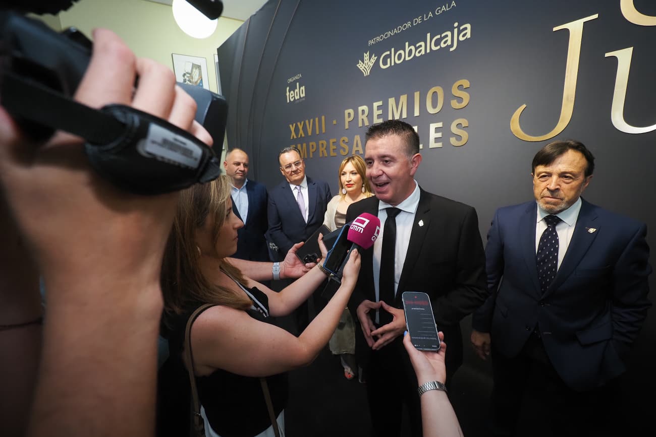Santi Cabañero durante su intervención en la gala de los Premios San Juan de FEDA en el Teatro de la Paz de Albacete