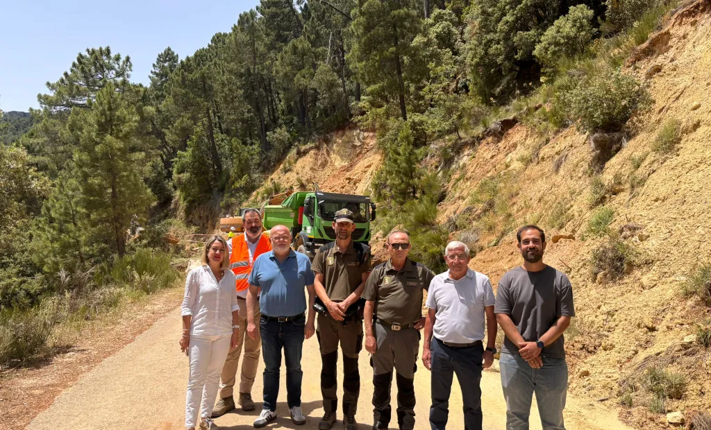 Técnicos y autoridades durante la visita a las obras de emergencia en Los Chorros del Río Mundo
