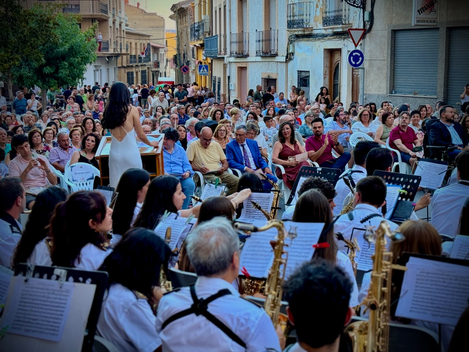 Imagen del concierto conjunto de las siete bandas de música en la Plaza España de Tobarra durante el VII Encuentro Provincial