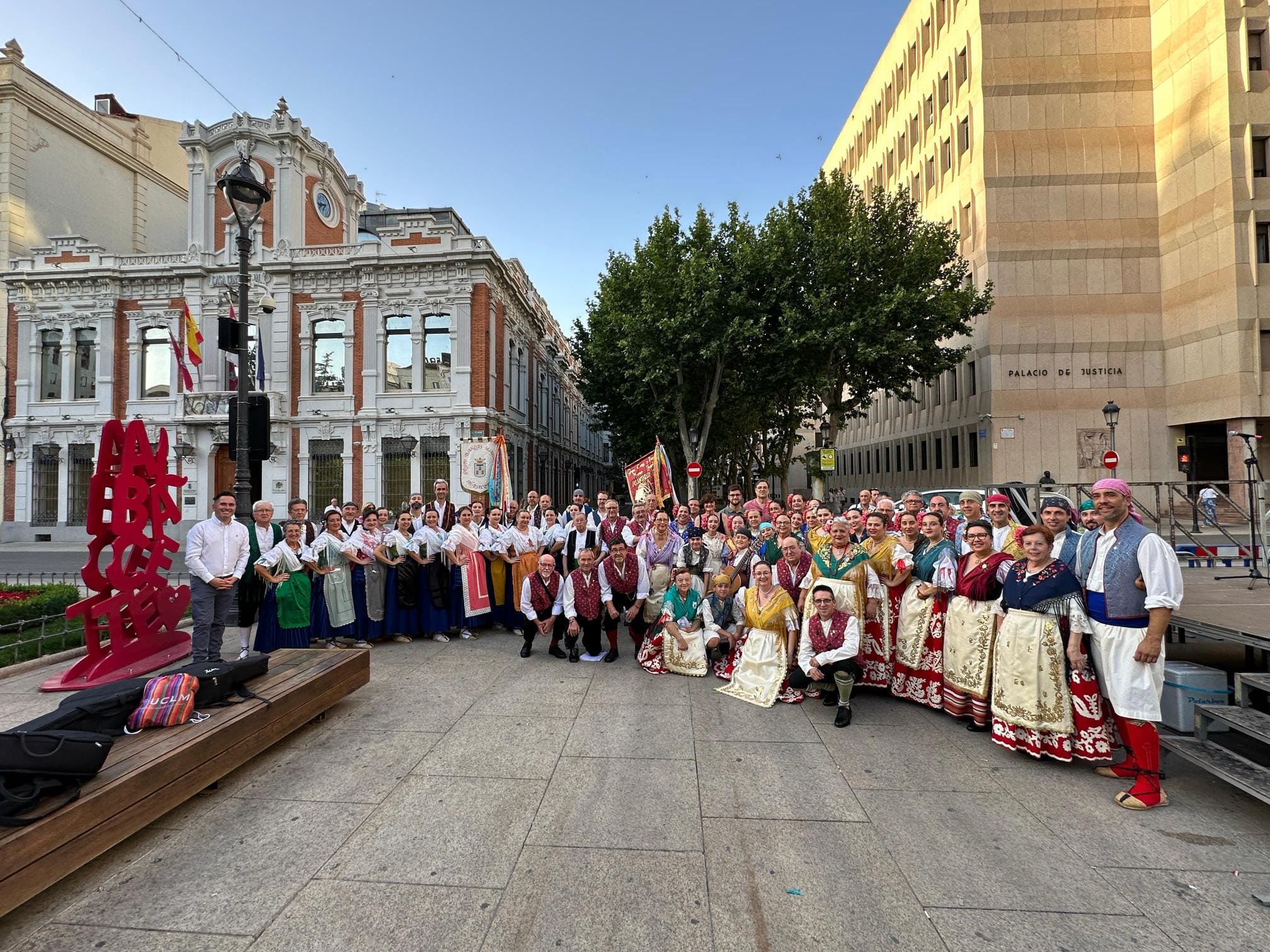 Grupo de Danzas Manchegas Magisterio en la Plaza del Altozano durante el Festival de Folklore de San Juan