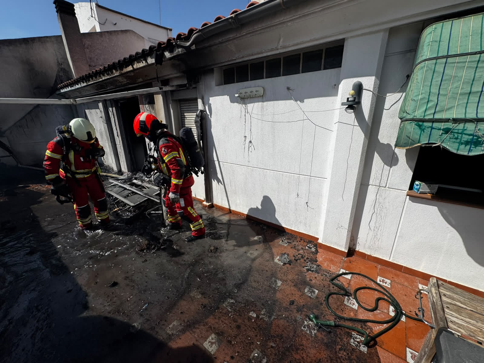Bomberos y Policía Local de Albacete en la calle Puerta de Valencia tras un incendio en una vivienda
