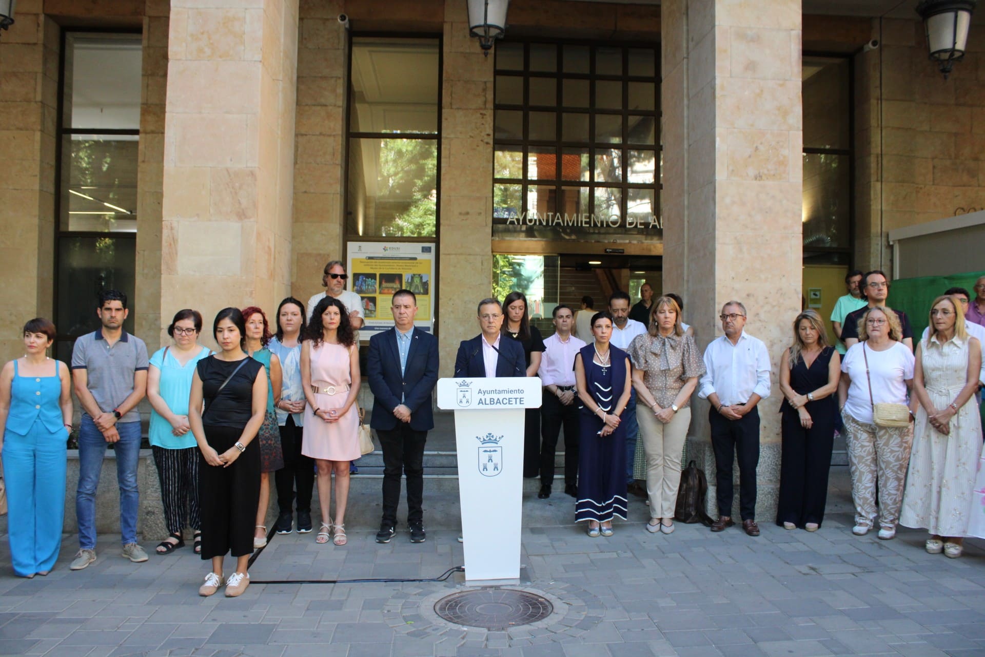 Manuel Serrano y representantes institucionales en el minuto de silencio por Venezuela en la puerta del Ayuntamiento de Albacete