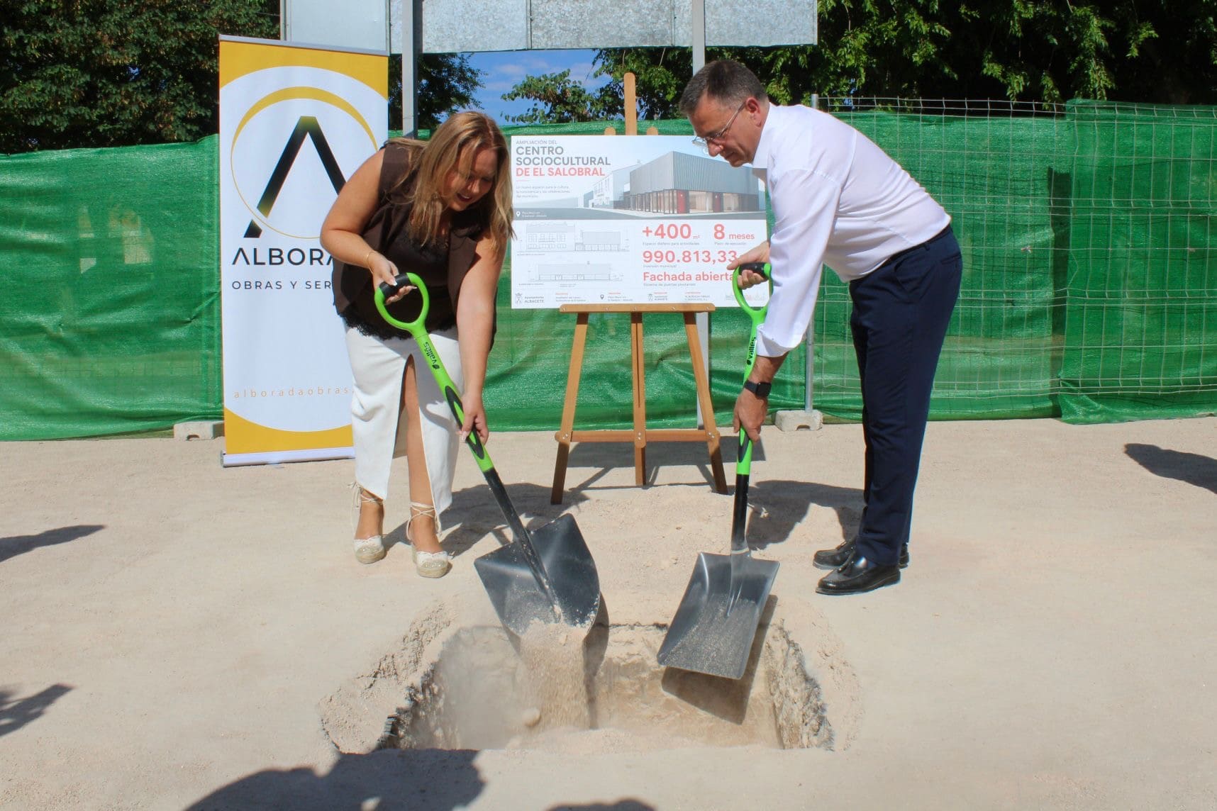 Manuel Serrano y la pedánea Olaya Sarrión colocando la primera piedra del centro sociocultural de El Salobral