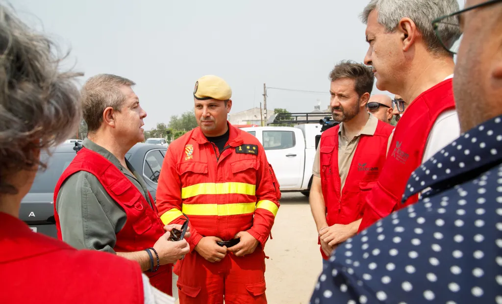 El presidente Emiliano García-Page en el Puesto de Mando Avanzado de La Iglesuela del Tiétar supervisando los incendios.
