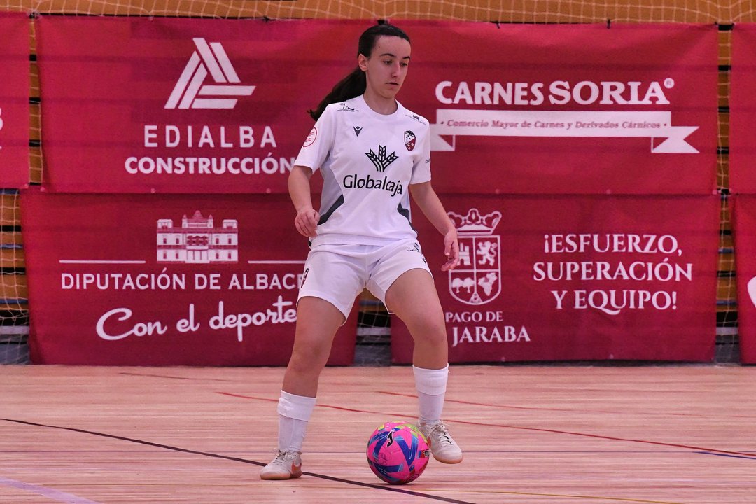 La jugadora Emma Salmerón posando con la camiseta del Albacete FS.