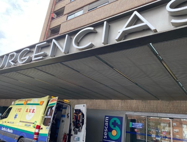 Fachada exterior de la zona de acceso de ambulancias y pacientes al Servicio de Urgencias del Hospital de Albacete.