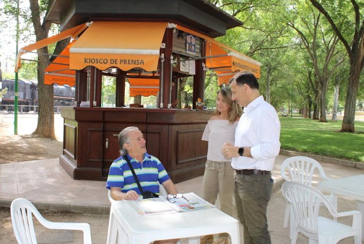 Uno de los kioscos de lectura de prensa y libros de madera habilitado en una zona de sombra del Parque Lineal