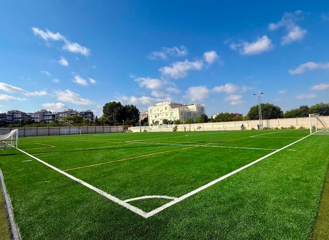 Vista panorámica del terreno de juego con el nuevo césped artificial verde y las líneas transversales blancas marcadas en el complejo deportivo del Paseo de la Cuba de Albacete.