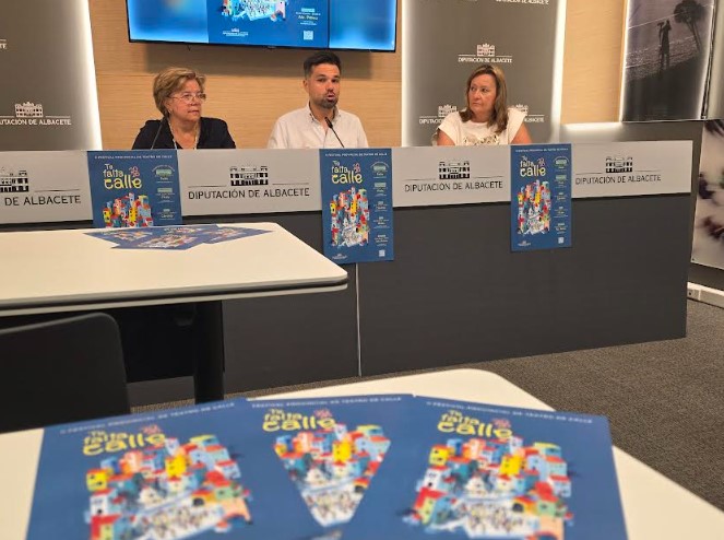 El diputado provincial de Cultura, Miguel Zamora, junto a la alcaldesa de Jorquera y la concejala de Chinchilla de Montearagón durante la presentación oficial de la programación de artes escénicas.
