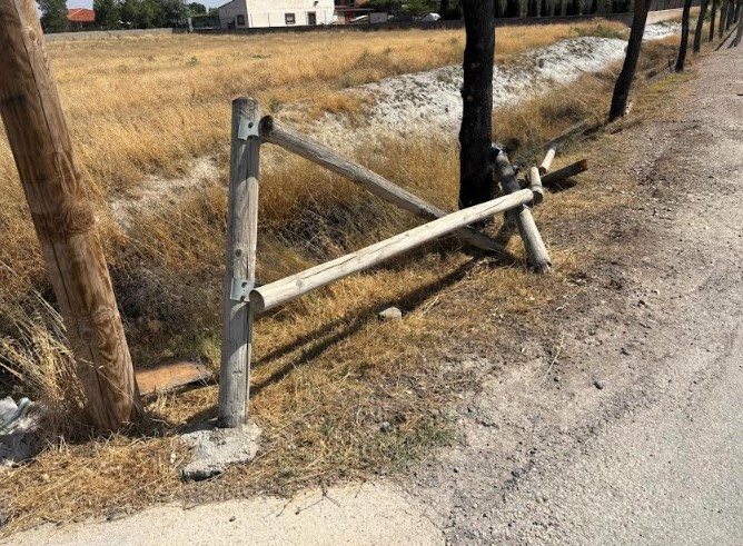 Tramo de la red de caminos naturales del Canal de María Cristina en Albacete con vegetación lateral y elementos de protección rústicos.