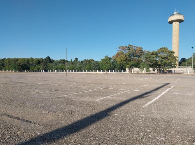 Explanada pavimentada y delimitada del aparcamiento público gratuito situado en la Avenida de los Toreros junto al Parque de la Fiesta del Árbol de Albacete.