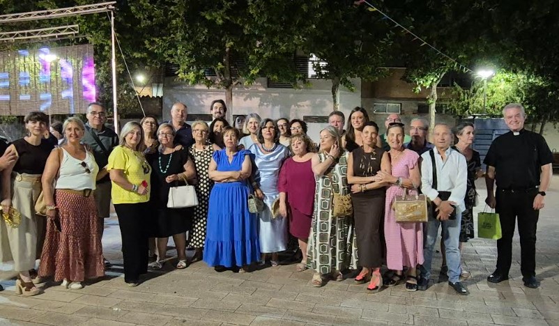 Asistentes y representantes municipales durante el acto inaugural de las fiestas vecinales del barrio Vereda en el Parque Ramón Roldán de Albacete.