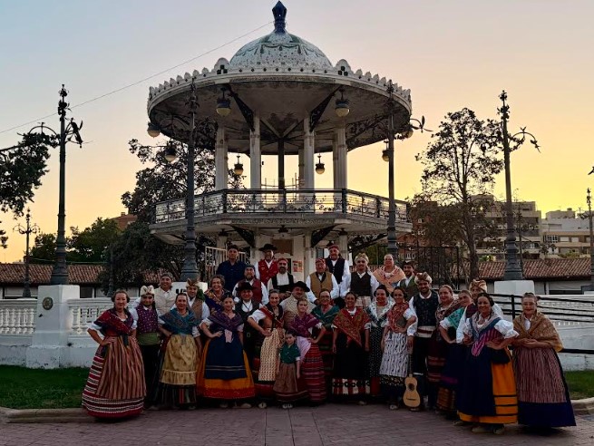 Componentes del Grupo de Folklore ‘Abuela Santa Ana’ con trajes tradicionales manchegos