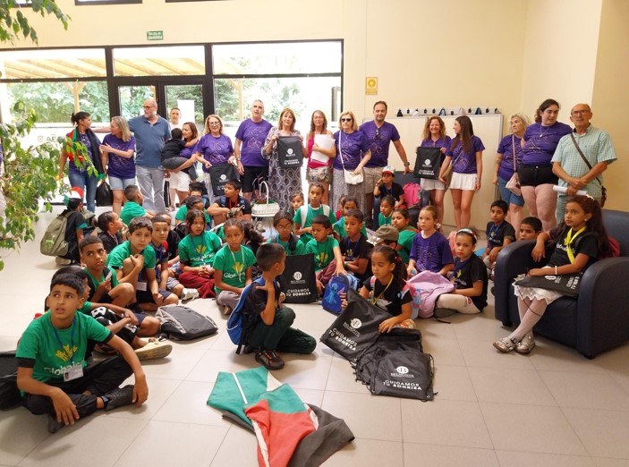 La concejala Llanos Navarro y representantes de la Asociación de Amistad con el Pueblo Saharaui compartiendo una jornada de bienvenida con los menores saharauis y sus familias de acogida en el centro de Afaeps.