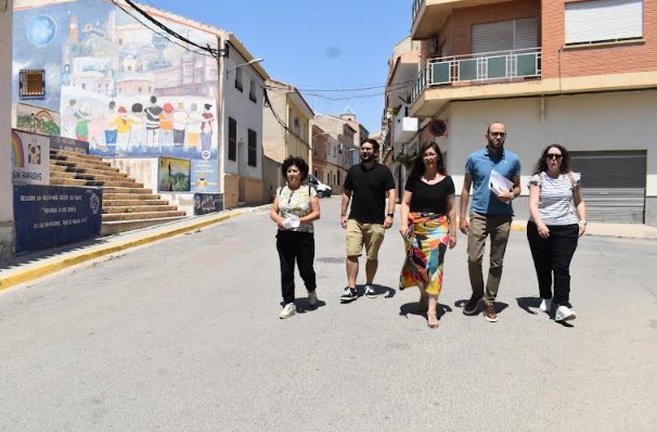 El vicepresidente provincial Fran Valera y la alcaldesa Estefanía Escribano revisando los planos de las obras de pavimentación