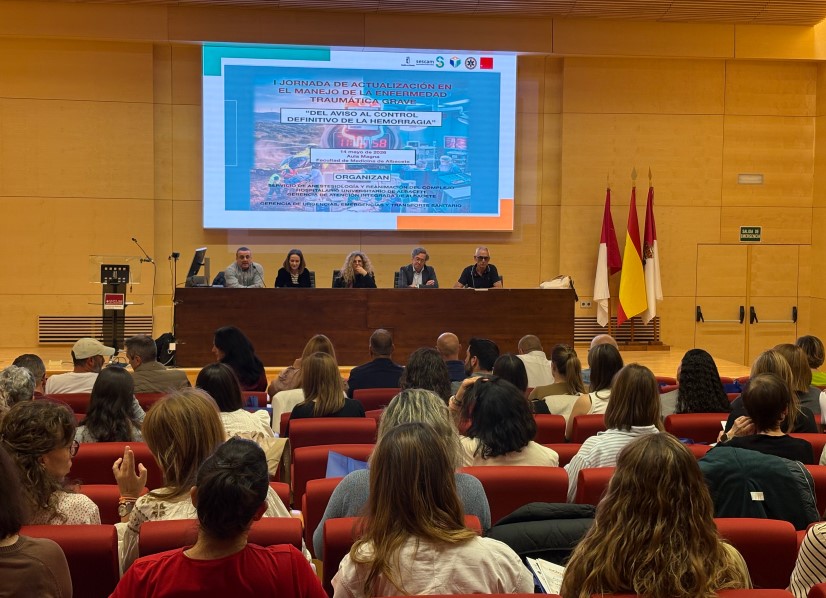 Profesionales sanitarios del SESCAM asistiendo a la primera jornada de actualización sobre la enfermedad traumática grave en el salón de actos de la Facultad de Medicina de Albacete.