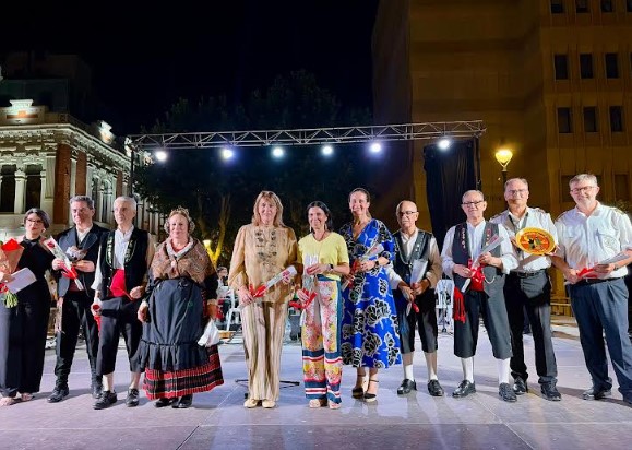 Las concejalas Llanos Navarro y Gala de la Calzada junto a los componentes de la Unión Musical Ciudad de Albacete y de Coros y Danzas El Trillo