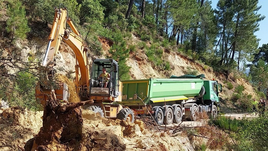 Vista de las obras de emergencia en la carretera de entrada al paraje del Nacimiento del Río Mundo