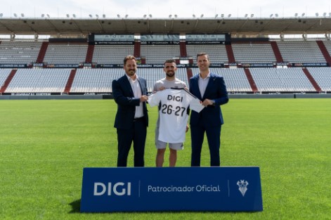 Daniel Campillo, Víctor Varela y Jorge Bueno posando con la camiseta del Albacete Balompié en el Carlos Belmonte