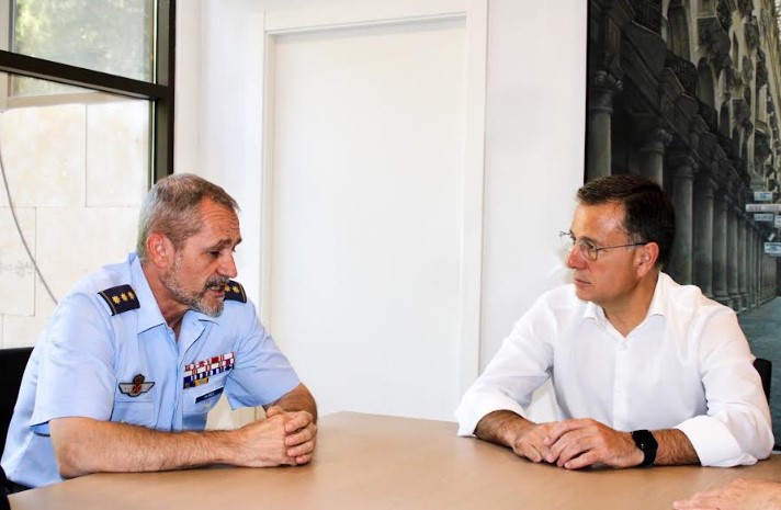 Reunión de Manuel Serrano con el nuevo coronel de la Base Aérea de Albacete.