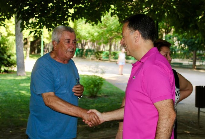Manuel Serrano con los participantes de Actívate en verano en el Parque de la Fiesta del Árbol.