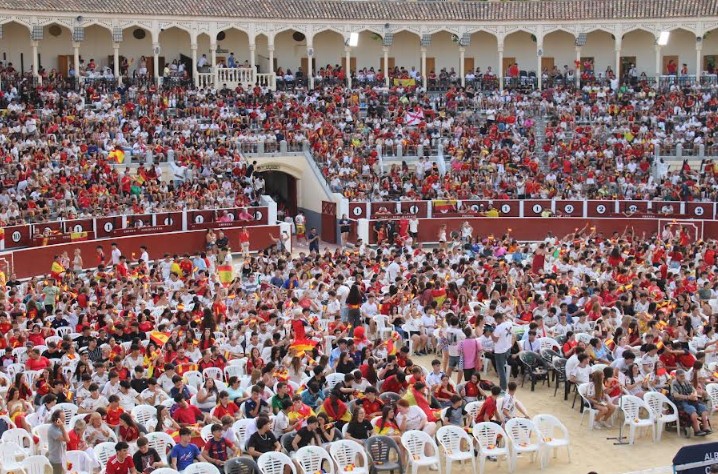 Miles de aficionados celebrando un gol de España en la Plaza de Toros de Albacete.