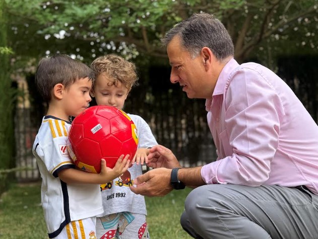 Manuel Serrano en una escuela infantil de Albacete.
