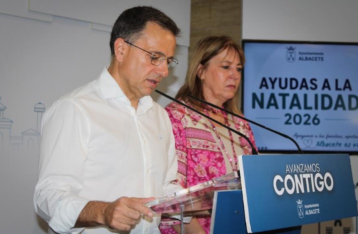 Manuel Serrano presentando las ayudas a la natalidad en Albacete.