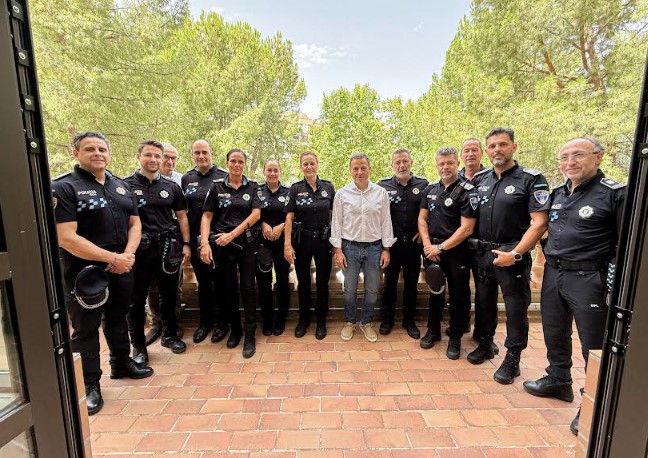 Manuel Serrano con los trece nuevos mandos de la Policía Local.