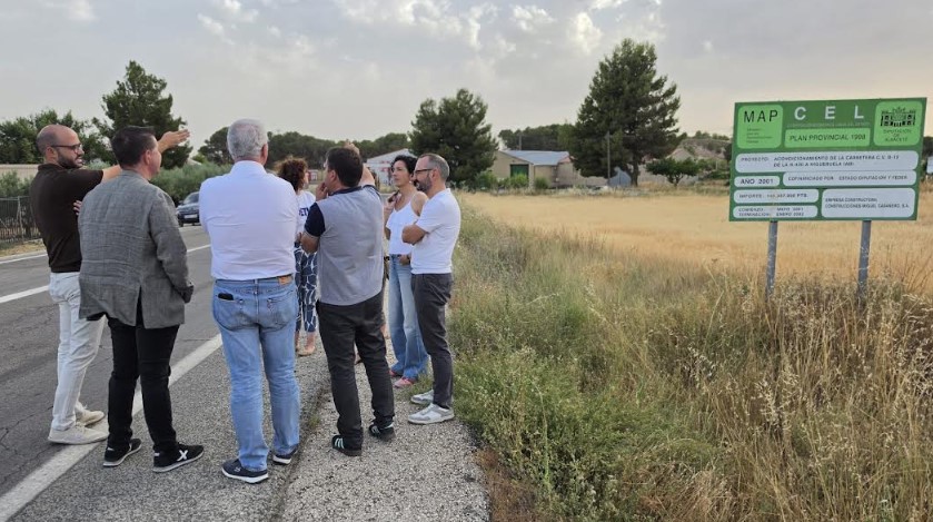 Santi Cabañero, Fran Valera e Isabel Martínez visitando la carretera AB-220 en Higueruela.