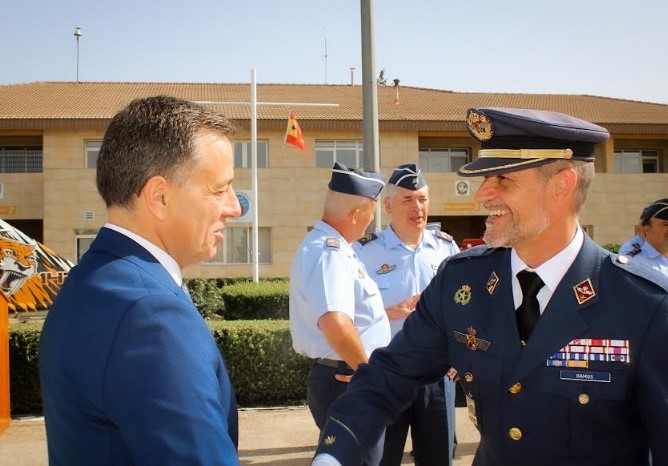 Manuel Serrano junto al nuevo coronel Francisco Javier Rodríguez Ramos en la Base Aérea de Los Llanos.