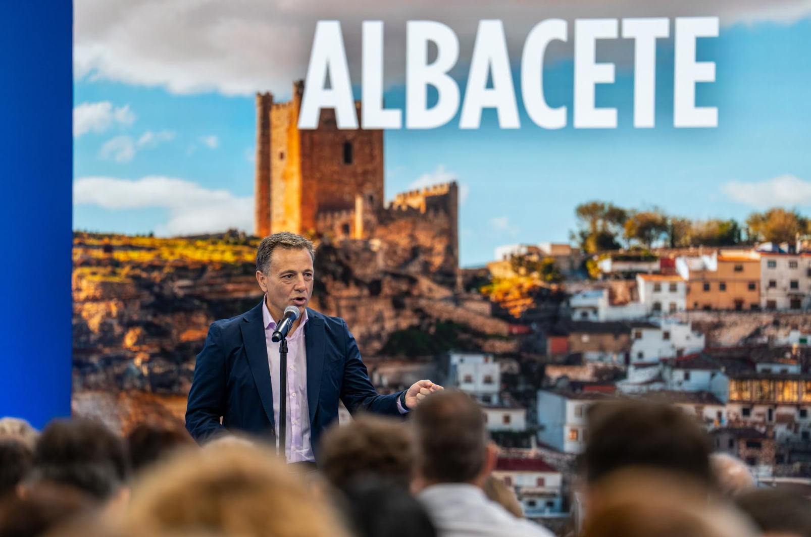 Manuel Serrano interviniendo en el acto del PP en Santiago de Compostela