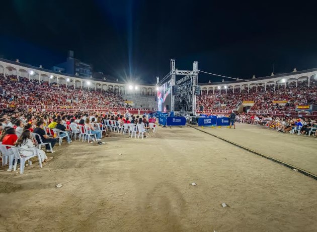 Aficionados en la Plaza de Toros de Albacete celebrando el título del Mundial.