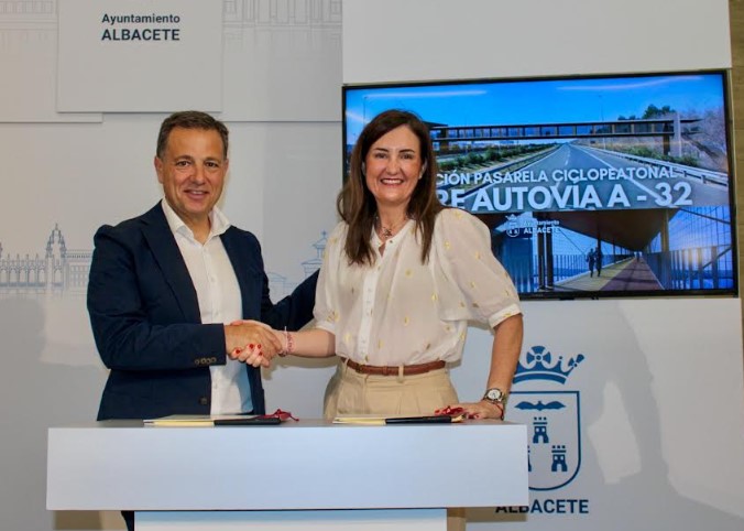 Firma del convenio entre Manuel Serrano y Consuelo Martínez para la pasarela de Campollano