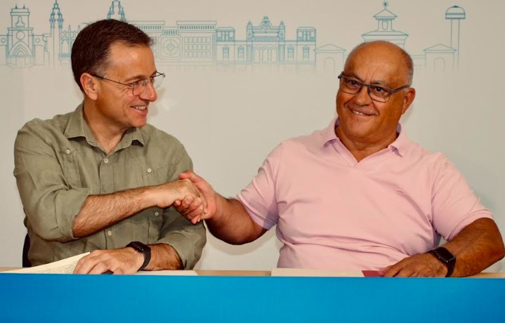 Manuel Serrano y Marcelino Escobar firmando el convenio de accesibilidad.