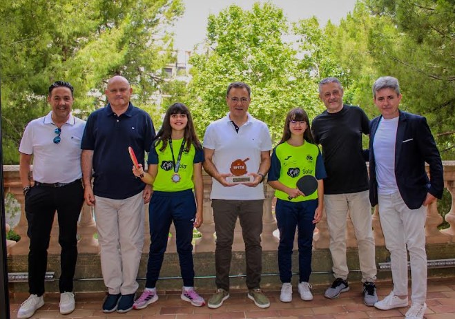 Manuel Serrano y Francisco Villaescusa reciben en el Ayuntamiento a las jugadoras alevines del CTM Albacete junto a su equipo técnico y patrocinadores.