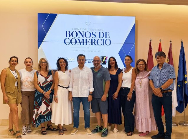 El alcalde Manuel Serrano firma el convenio de Bonos Comercio junto a los representantes de FECOM y la Asociación Albacete Centro.