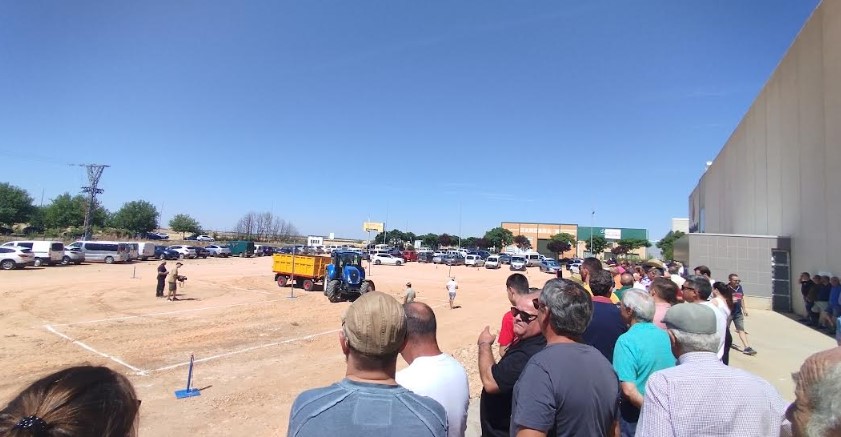 Expositores y visitantes en el recinto ferial durante la inauguración de la LII Feria Internacional del Ajo en Las Pedroñeras