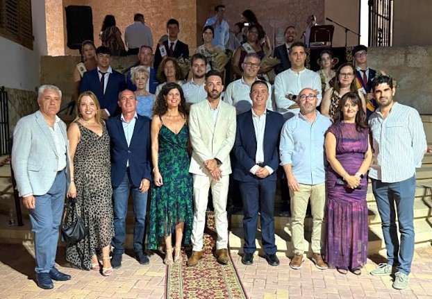 El presidente de la Diputación junto a diputa ... familia durante las fiestas de Motilleja