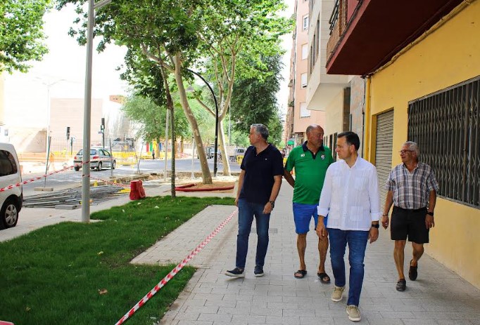 El alcalde Manuel Serrano junto al concejal Julián Garijo y vecinos supervisando las obras en la avenida Julio Carrilero