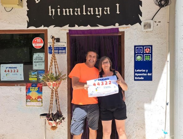 Fachada del punto de venta mixto Cueva Himalaya I en Alcalá del Júcar tras repartir el Segundo Premio de la Lotería Nacional.